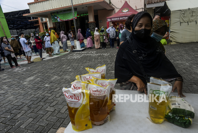 Sejumlah warga mengantre membeli sembako murah.  Sejumlah pedagang di Pasar Legi, Solo, Jawa Tengah, masih menjual minyak goreng kemasan dengan harga di atas ketetapan pemerintah sebesar Rp 14 ribu per liter. 