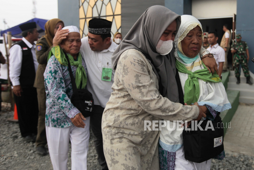 Jamaah haji berjalan didampingi keluarganya saat tiba di Asrama Haji Kota Tangerang, Banten, Rabu (5/7/2023). Sebanyak 391 jamaah haji kloter pertama Tangerang tiba kembali di tanah air usai menunaikan ibadah haji.