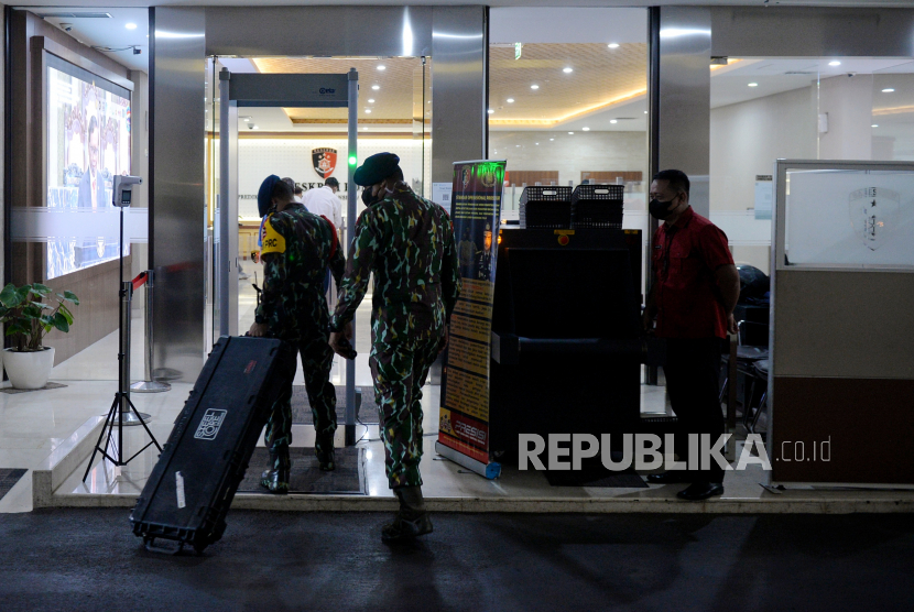 Personel Brimob membawa koper yang diduga berisi barang bukti ke Gedung Bareskrim Mabes Polri, Jakarta, Rabu (10/8/2022). Koper tersebut diduga berisi barang bukti dalam kasus kematian Brigadir J setelah dilakukan penggeledahan di rumah mantan Kadiv Propam Polri, Irjen Ferdy Sambo di Jalan Saguling III, Kompleks Pertambangan, Duren Tiga, Jakarta selatan pada Selasa (9/8/2022) kemarin. Republika/Thoudy Badai