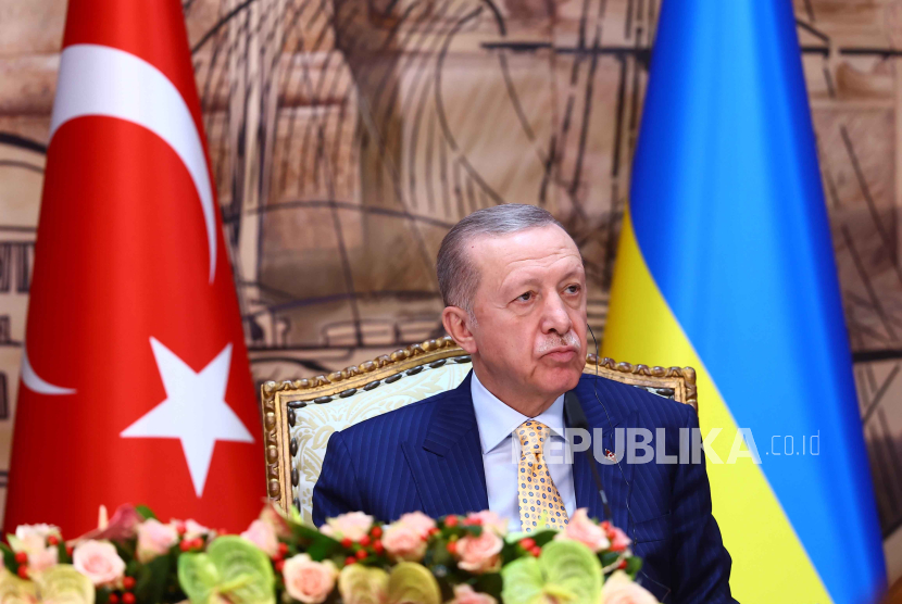 Presiden Turki Recep Tayyip Erdogan menghadiri konferensi pers dengan Presiden Ukraina Volodymyr Zelensky (tidak dalam gambar) di Istanbul, Turki 8 Maret 2024.