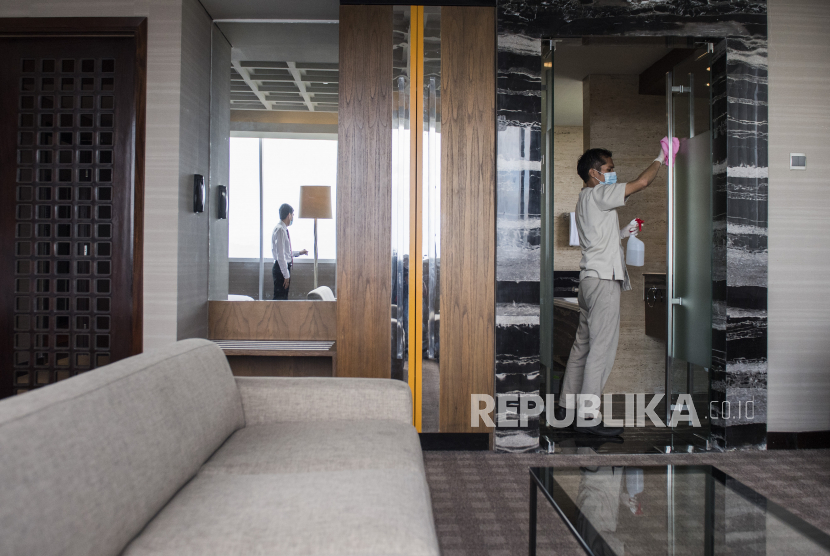Pekerja membersihkan ruangan dan kamar di kamar sebuah hotel (ilustrasi). PHRI DKI Jakarta menerima dengan lapang dada kebijakan Pemprov DKI Jakarta melarang industri pariwisata, termasuk hotel menggelar acara pergantian tahun 2021.