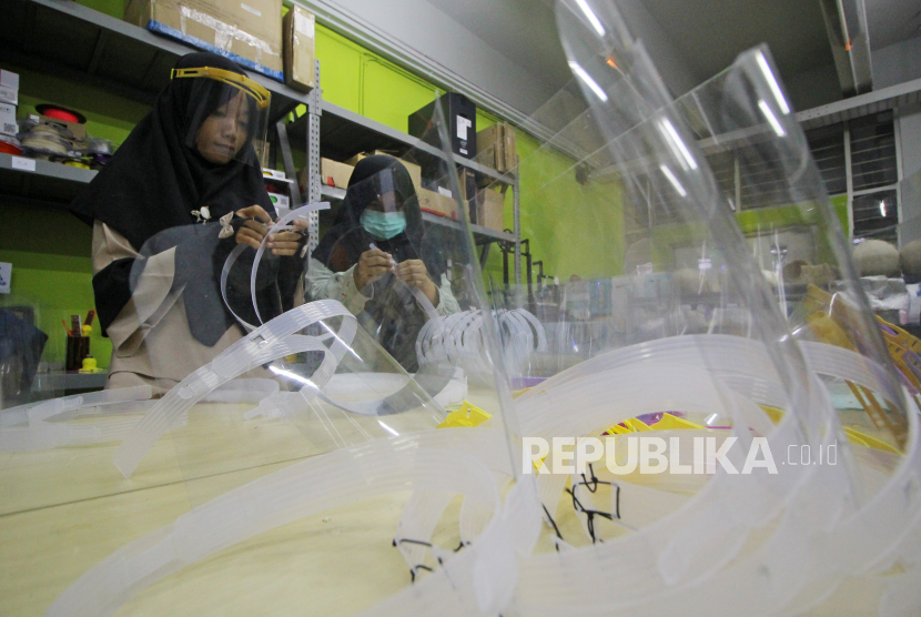 Relawan membuat alat pelindung wajah (Face Shield) di Departemen Desain Produk Industri, Institut Teknologi Sepuluh Nopember (ITS), Surabaya, Jawa Timur, Senin (23/3/2020). 