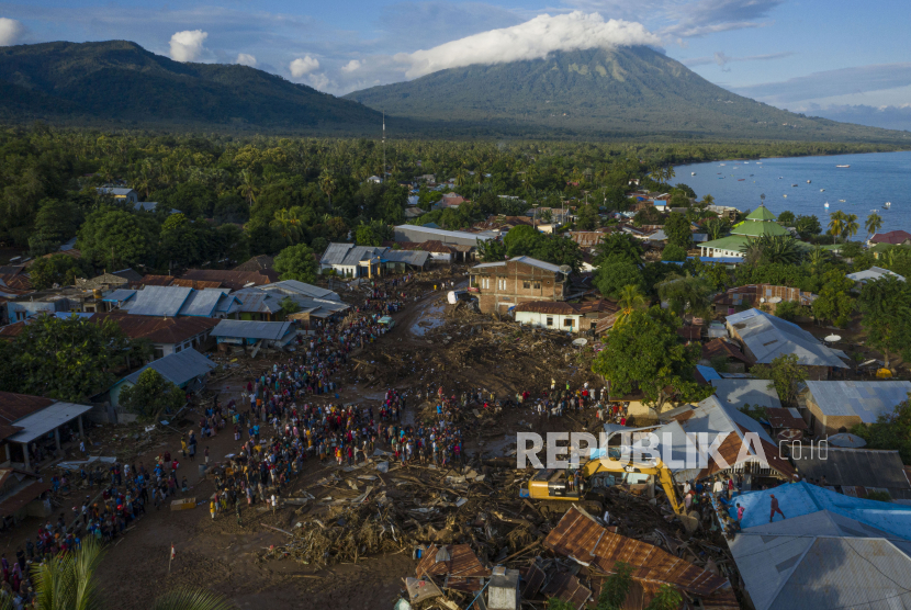 Foto udara proses pencarian korban banjir bandang di Adonara Timur, Kabupaten Flores Timur, Nusa Tenggara Timur, Selasa (6/4/2021). Banjir bandang yang menerjang Adonara pada Minggu (4/4) kemarin telah menyebabkan puluhan orang meninggal dunia dan ratusan warga lainnya terpaksa mengungsi. 