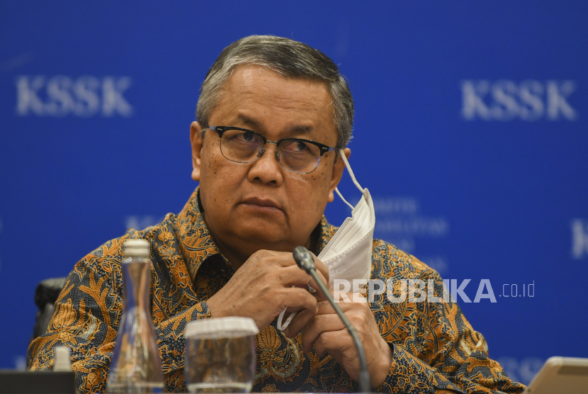 Gubernur Bank Indonesia Perry Warjiyo memberikan keterangan pers.