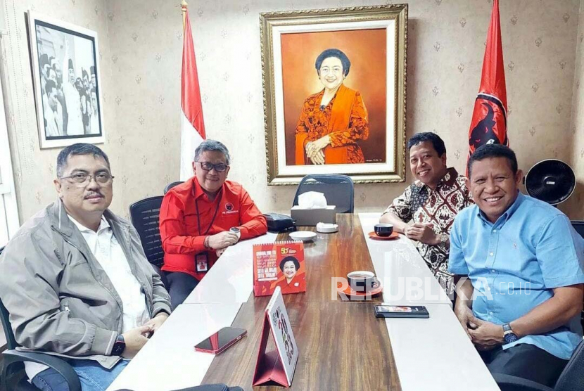 Ketua Majelis Pertimbangan Partai Persatuan Pembangunan (PPP), Muhammad Romahurmuziy menemui Sekretaris Jenderal Partai Demokrasi Indonesia Perjuangan (PDIP), Hasto Kristiyanto. 