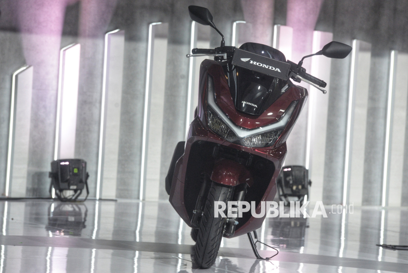 Unit New Honda PCX160 di tampilkan saat peluncurannya di AHM Safety Riding and Training Center, Cikarang, Jawa Barat, Jumat (6/12/2024). Kebijakan opsen mulai diberlakukan pada 5 Januari 2025.