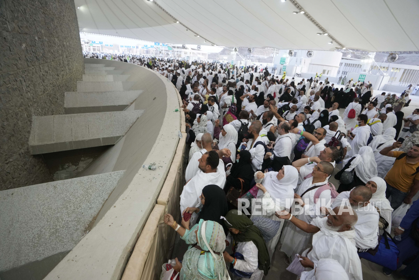 Jamaah haji melontar Jumrah selama haji, di Mina dekat kota Makkah, Arab Saudi, Sabtu, 9 Juli 2022. 10 Hari Sebelum Haji Jamaah Harus Sudah Divaksin