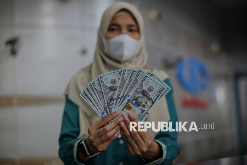 Rupiah Melemah ke Rp 17.967 per Dolar AS, IHSG Berpotensi Volatil