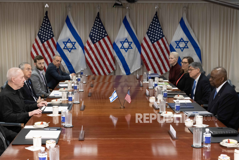 Menteri Pertahanan Israel Yoav Gallant (Depan Kiri) berpartisipasi dalam pertemuan dengan Menteri Pertahanan AS Lloyd Austin (Depan Kanan) di Pentagon di Arlington, Virginia, AS, (26/3/2024). 