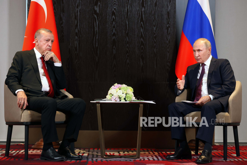  Presiden Rusia Vladimir Putin, kanan, berbicara kepada Presiden Turki Recep Tayyip Erdogan selama pembicaraan mereka di sela-sela KTT Organisasi Kerjasama Shanghai (SCO) di Samarkand, Uzbekistan, Jumat, 16 September 2022.