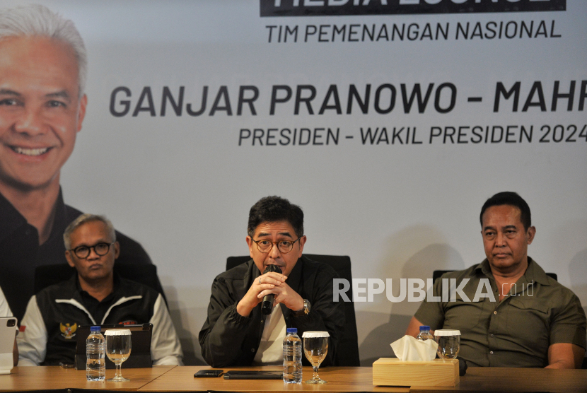 Ketua Tim Pemenangan Nasional (TPN) Ganjar-Mahfud, Arsjad Rasjid (tengah) bersama Wakil Ketua TPN Andika Perkasa (kanan) dan Ketua Tim Penjadwalan TPN Aria Bima (kiri) memberikan keterangan merespons kasus penganiayaan relawan Ganjar di Jawa Tengah, Media Lounge TPN, Jakarta, Senin (1/1/2024). Dalam keterangan tersebut TPN Ganjar- Mahfud berdiri bersama korban kekerasan oleh oknum TNI yang dialami tujuh relawan Ganjar – Mahfud di Boyolali, Jawa Tengah. TPN bergerak dan memberi pendampingan hukum sampai tuntas, serta mengutuk segala bentuk intimidasi dan kekerasan agar peristiwa serupa tak terulang lagi dalam rangkaian proses pesta demokrasi Pemilu 2024.