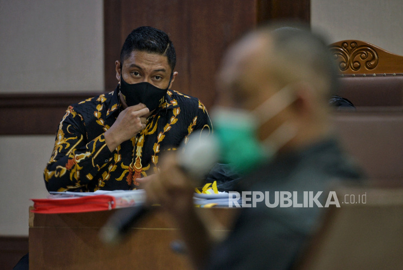 Terdakwa mantan penyidik KPK AKP Stepanus Robin Pattuju saat menjalani sidang lanjutan kasus dugaan suap penanganan perkara yang menyeret terdakwa di Pengadilan Tipikor, Jakarta, Senin (15/11). Sidang itu beragenda pemeriksaan terdakwa Robin Pattuju bersama terdakwa pengacara Maskur Husain. Republika/Thoudy Badai