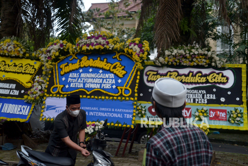 Sejumlah karangan bunga ucapan belasungkawa atas wafatnya Ketua Dewan Pers Azyumardi Azra berada di rumah duka Perumahan Puri Laras 2, Ciputat, Tangsel, Banten, Ahad (18/9/2022). Azyumardi Azra meninggal dunia pada Ahad (18/9/2022) di rumah sakit Kedah, Selangor, Malaysia pukul 12.30 waktu setempat. Jenazah Azyumardi Azra Diterbangkan ke Indonesia Lewat KLIA