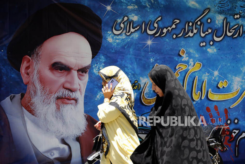 Ayatollah Ruhollah Khomeini, pendiri Republik Islam Iran. Cucu Khomeini nyatakan dukungannya siap berjihad bersama Hizbullah  