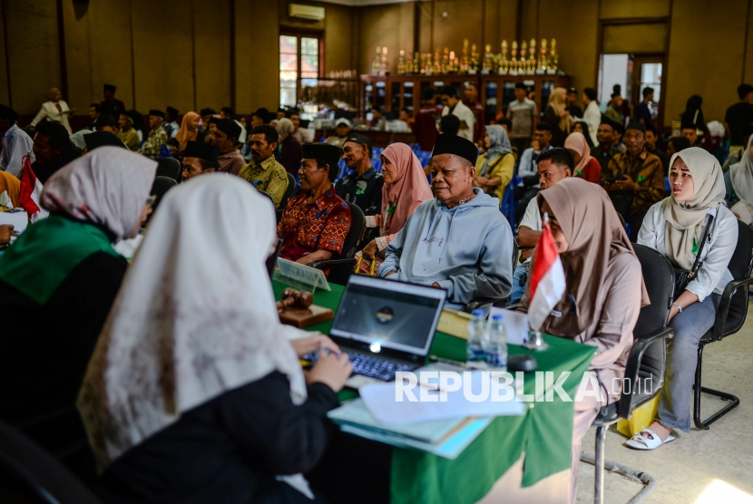 Senyum Pasutri Lansia Ikuti Sidang Isbat Nikah di Banten