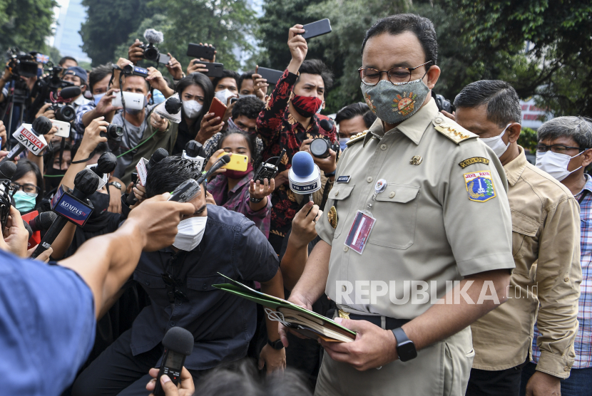 Gubernur DKI Jakarta Anies Baswedan memberikan keterangan kepada wartawan.