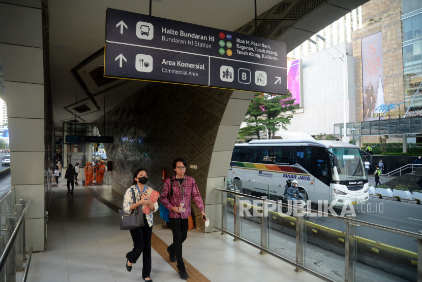Penumpang melintasi jalur yang menghubungkan Halte TransJakarta Bundaran Hotel Indonesia (HI) dengan Stasiun MRT Bundaran HI di Jakarta, Selasa (11/7/2023). Integrasi halte TransJakarta dan stasiun MRT tersebut bertujuan memudahkan mobilitas masyarakat untuk berganti moda trasnportasi publik dengan mudah dan cepat. 