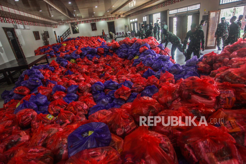 Bantuan sosial warga terdampak Covid-19. Bantuan pangan berisi sayuran, buah, dan daging di Kabupaten Garut sebagian terpaksa dibuang karena telah busuk.