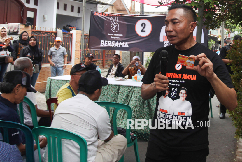 Calon Gubernur DKI Jakarta nomor urut dua Dharma Pongrekun (kanan) berkampanye di hadapan warga Manggarai, Jakarta, Rabu (23/10/2024). Dalam kesempatan tersebut Dharma menyampaikan program kerjanya bila terpilih sebagai gubernur. 