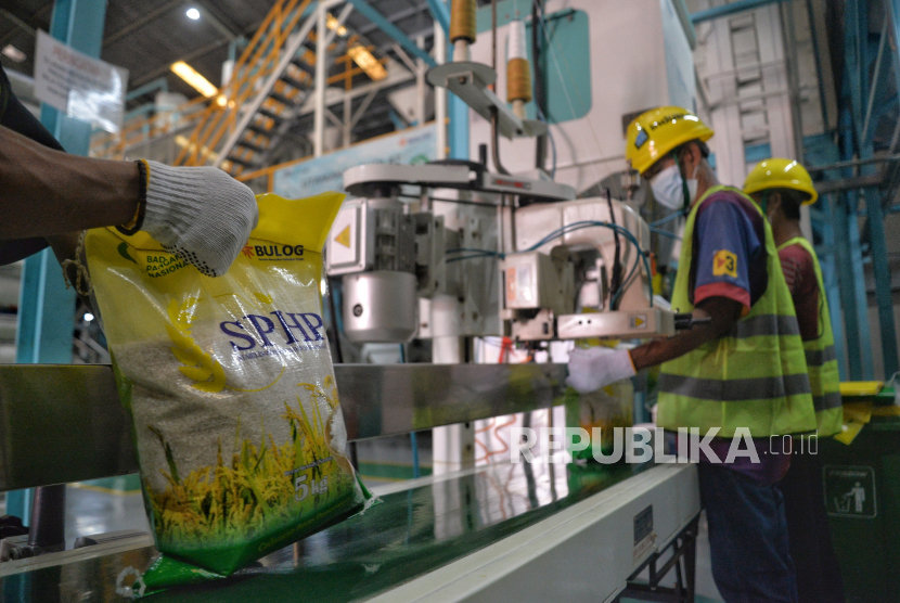 Pekerja beraktivitas di lokasi fasilitas teknologi pangan mesin Rice to Rice (RtR) milik BULOG di Kompleks pergudangan modern Perum BULOG, Kelapa Gading, Jakarta, Sabtu (30/12/2023).