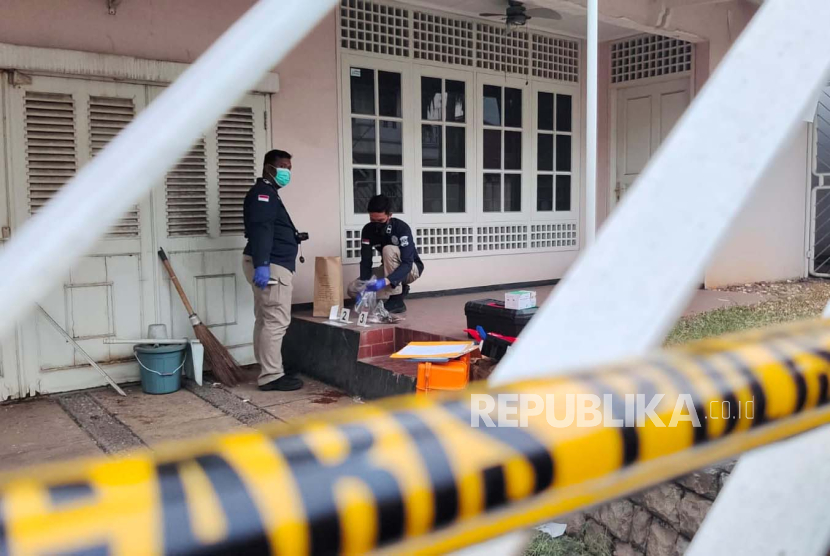 Olah TKP kasus penemuan mayat Ibu-anak tinggal tulang di Cinere, Kota Depok, Jawa Barat, Kamis (7/9/2023). Tim gabungan dikerahkan untuk mengusut kasus ini. 