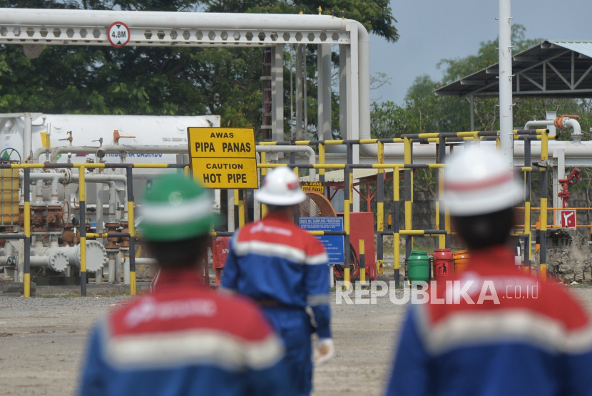 Pekerja beraktivitas di Lapangan Pertamina EP Sukowati Bojonegoro, Jawa Timur, Kamis (7/12/2023). 