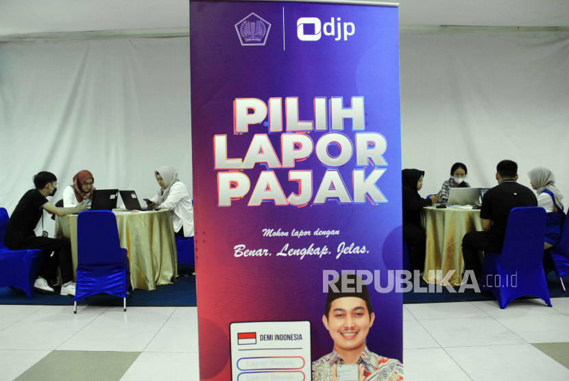 Pegawai melayani wajib pajak (WP) yang akan melaporkan Surat Pemberitahuan Tahunan (SPT) Pajak di pusat perbelanjaan, Medan, Sumatera Utara, Senin (25/3/2024).