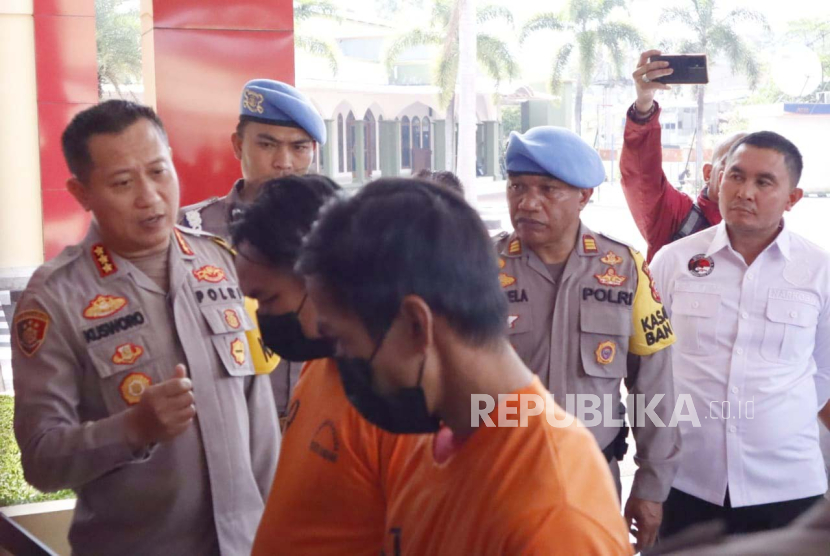 Kepala Polresta (Kapolresta) Bandung Kombes Pol Kusworo Wibowo bersama dua tersangka penjual obat untuk aborsi di Markas Polresta Bandung, Jawa Barat, Senin (6/11/2023). 