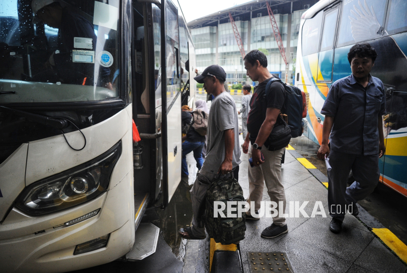 Calon penumpang bersiap menaiki bus di Terminal Bus Terpadu Pulo Gebang di Jakarta, Senin (23/12/2024). Konsumsi rumah tangga masih jadi pendorong pertumbuhan ekonomi 2024.