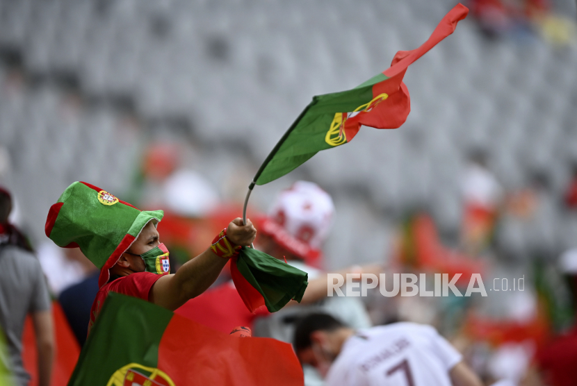 Seorang suporter Portugal mengibarkan bendera saat berlangsungnya pertandingan grup F Euro 2020 antara Portugal dan Jerman beberapa waktu lalu. Kehadiran suporter dibutuhkan Portugal saat menjamu Republik Irlandia di Stadion Algarve, Faro, Kamis (2/9) dini hari WIB.  