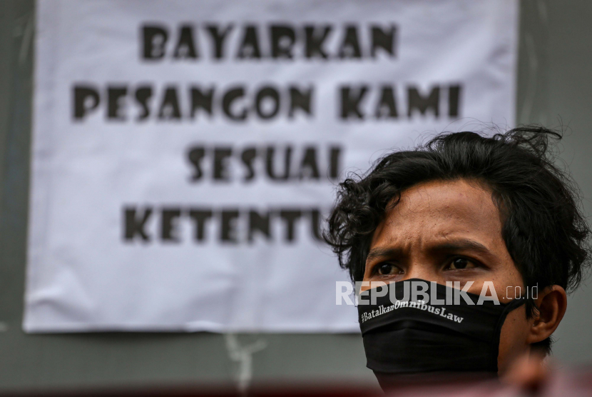 Seorang buruh menggelar aksi unjuk rasa di depan pabriknya di Benda, Kota Tangerang, Banten, Jumat (1/5/2020). Dalam aksi untuk memperingati Hari Buruh Internasional itu, massa menolak RUU Omnibus Law serta meminta pemerintah dan pengusaha untuk menjamin kelangsungan hidup buruh