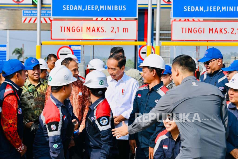 Presiden Jokowi saat meresmikan Jalan Tol Ciawi-Sukabumi ruas Cigombong-Cibadak di Gerbang Tol Parungkuda, Jumat (4/8/2023).