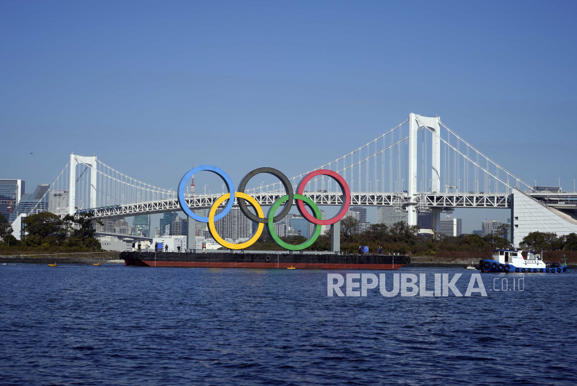  Monumen cincin Olimpiade dipasang kembali di tepi laut Taman Laut Odaiba di Tokyo, Jepang, 01 Desember 2020. Monumen cincin Olimpiade telah dipasang kembali ke lokasi aslinya setelah pekerjaan pemeliharaan. Olimpiade Tokyo 2020 telah dijadwalkan ulang menjadi 23 Juli 2021, karena pandemi virus corona. 