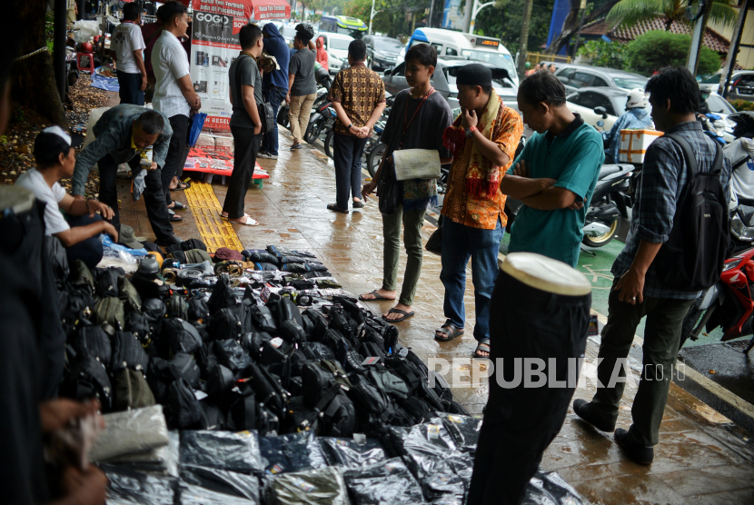  Warga berbelanja di pasar kaget di sekitar Masjid Cut Meutia, Menteng, Jakarta Pusat, Jumat (23/3/2024). Impor ilegal mengancam pertumbuhan industri ritel.