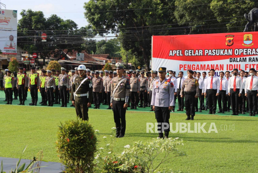 Ribuan personel gabungan dari sejumlah instansi dikerahkan dalam Operasi Ketupat Lodaya 2023 di wilayah hukum Polresta Cirebon, Senin (17/4/2023). 