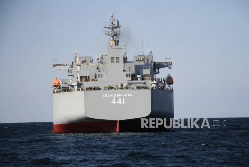  Foto selebaran yang disediakan oleh kantor pers Angkatan Darat Iran menunjukkan kapal perang buatan Iran Makran sebelum bergabung dengan latihan militer angkatan laut di Teluk Oman,  Rabu (13/1/2021).