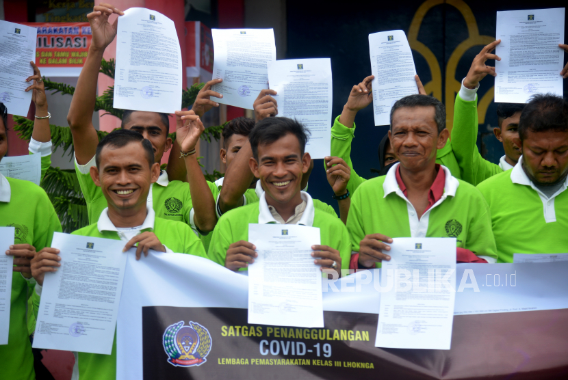 Sejumlah napi memperlihatkan surat pembebasan mareka di Lembaga Permasyarakatan (LAPAS) Kelas -III Lhoknga, Kabupaten Aceh Besar, Aceh, Senin (6/4/2020). Kementerian Hukum dan HAM membebaskan sebanyak lima napi prempuan dan 18 napi laki di Lapas tersebut  untuk menjalani asimilasi di rumah dalam upaya mencegah penyebaran Virus Corona (COVID-19)
