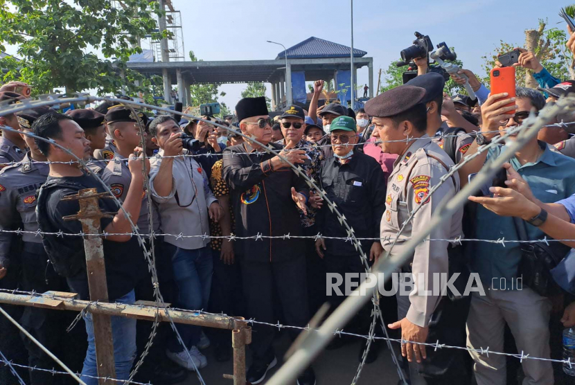 Pimpinan Mahad Al Zaytun, Syekh Panji Gumilang meminta kepada pihak kepolisian untuk berjaga di luar pembatas. Dia menjamin massa Al Zaytun tidak akan bertindak anarkis,Kamis (15/6/2023). 