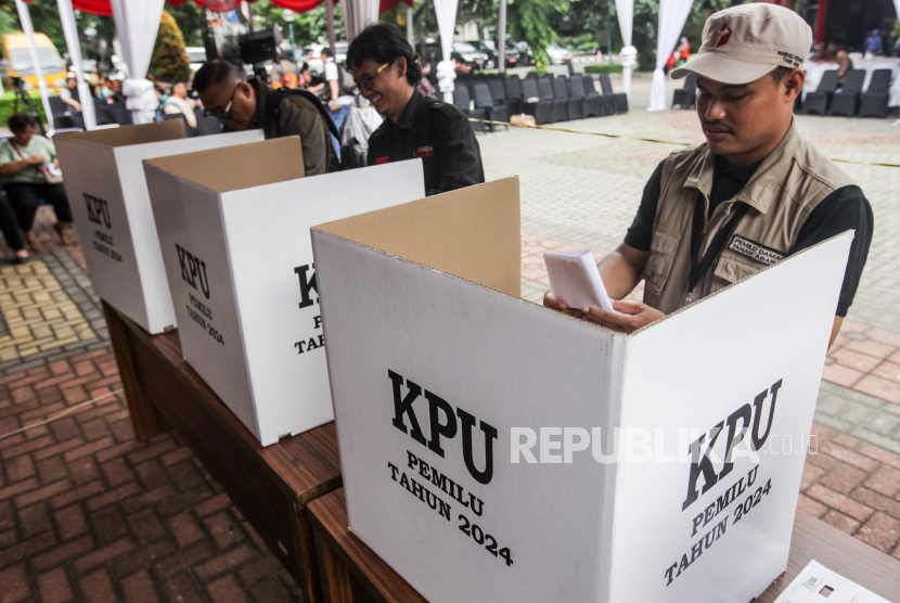 Warga melipat surat suara yang telah dicoblos saat simulasi pemungutan suara Pemilu 2024 di Kantor Wali Kota Jakarta Pusat, Rabu (17/1/2024). KPU Kota Jakarta Pusat menggelar simulasi pemungutan dan penghitungan suara di Tempat Pemungutan Suara (TPS) jelang Pemilu 2024. Kegiatan dilaksanakan untuk memberikan pengenalan kepada pemilih tahapan proses yang harus dilalui saat proses pemungutan suara. Simulasi tersebut menghadrikan empat jenis surat suara yaitu surat suara Presiden, DPR, DPD dan DPRD Provinsi.