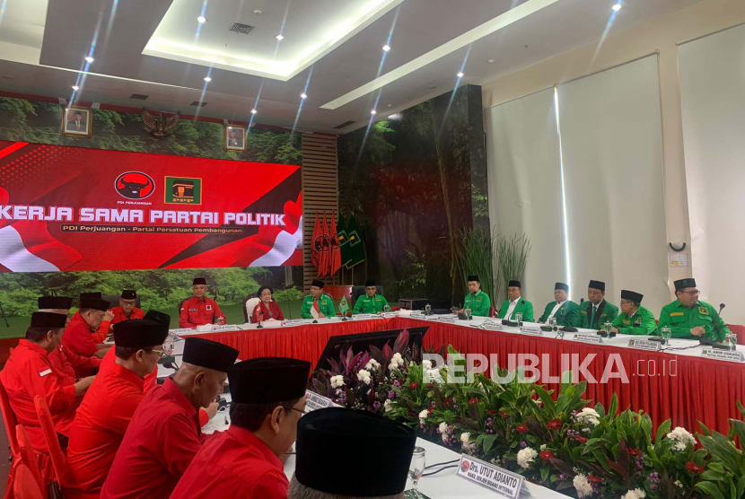 Pertemuan kerja sama Partai Politik PDIP dan PPP di Markas PDIP Jakarta Pusat, Ahad (30/4/2023). Sekjen PDIP Hasto sebut Plt Ketum PPP Mardiono menyerahkan hasil Rapimnas ke Megawati