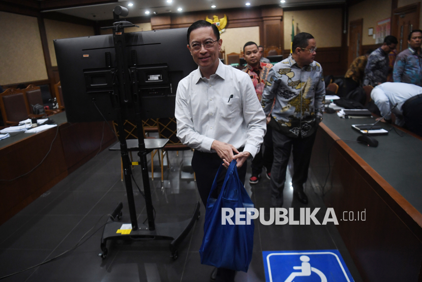 Terdakwa kasus dugaan korupsi impor gula Tom Lembong berjalan keluar saat jeda sidang lanjutan di Pengadilan Tipikor, Kamis (20/3/2025). Sidang mantan Menteri Perdagangan periode 2015-2016 itu beragenda mendengarkan keterangan saksi-saksi yang dihadirkan jaksa penuntut umum. 