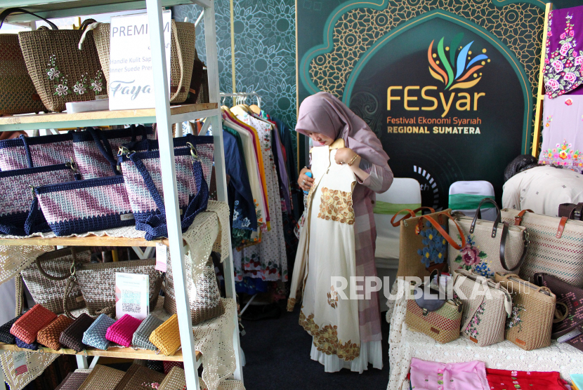 Pengunjung memilih produk fesyen pada Festival Ekonomi Syariah (Fesyar) 2023 di Medan, Sumatera Utara, Kamis (20/7/2023). Festival Ekonomi Syariah Bank Indonesia yang diikuti sejumlah UMKM dari Sumatera tersebut bertujuan untuk mempromosikan produk UMKM berbasis syariah kepada masyarakat.    