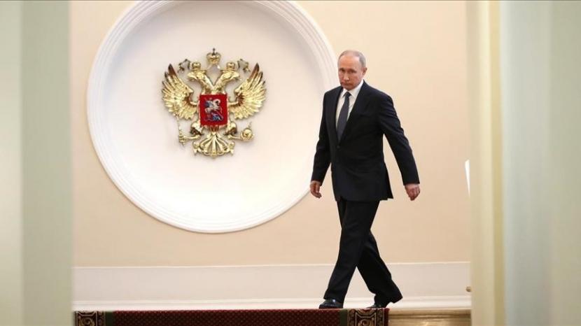 Vladimir Putin menantang Barat untuk mencoba mengalahkan Rusia di medan perang.