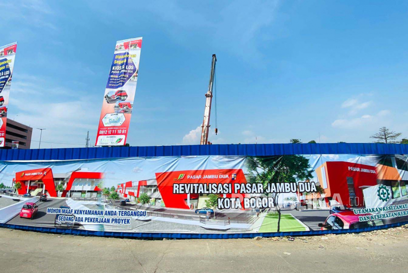 Pasar Jambu Dua, Kecamatan Bogor Utara, Kota Bogor, mulai dibangun. Ketua Komisi II DPRD Kota Bogor menyambut baik revitalisasi Pasar Jambu Dua.