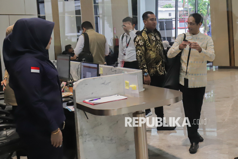Mantan Menteri Pendidikan, Kebudayaan, Riset, dan Teknologi (Mendikbudristek) Nadiem Makarim tiba di Gedung Jaksa Agung Muda Tindak Pidana Khusus (Jampidsus), Kejaksaan Agung RI, Jakarta, Senin (23/6/2025). Kejaksaan Agung melakukan pemariksaan perdana terhadap Nadiem Makarim untuk dimintai keterangan sebagai saksi dalam kasus dugaan tindak pidana korupsi pengadaan laptop chromebook di Kemendikbudristek pada tahun 2019-2022.