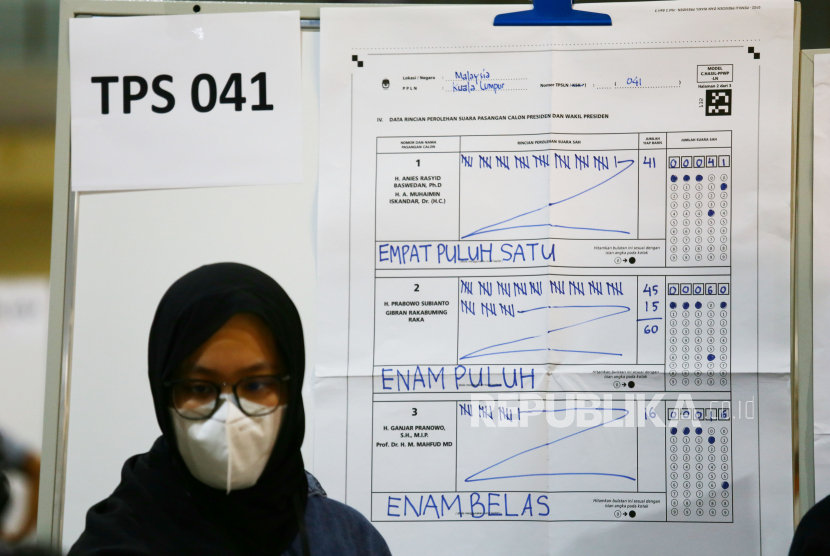 Kelompok Penyelenggara Pemungutan Suara Luar Negeri usai menghitung surat suara TPS 041 Pemilu 2024 di World Trade Center Kuala Lumpur, Malaysia, Rabu (14/2/2024). PPLN Kuala Lumpur melaksanakan perhitungan surat suara dari 223 Tempat Pemungutan Suara (TPS) dan 136 Kotak Suara Keliling (KSK). 