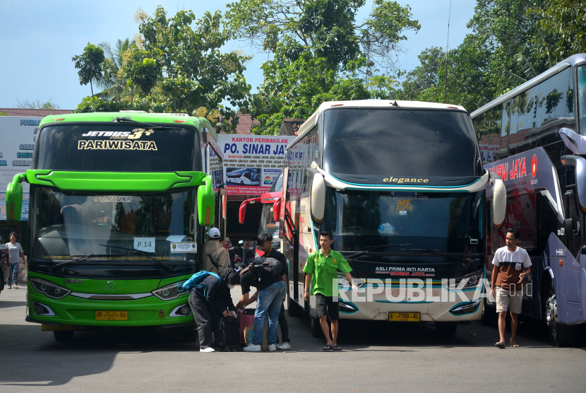Pemudik memasukkan tas ke bagasi bus di Terminal Bus Jombor, Sleman, Yogyakarta, Senin (17/4/2023). Sejak H-6 atau Sabtu (15/4/2023) hingga kemarin sebanyak 3 ribu pemudik berangkat dari Terminal Bus Jombor menuju Jakarta dan Sumatera. Menurut petugas puncak arus mudik di Terminal Bus Jombor terjadi pada Sabtu (15/4/2023) kemaren dengan pemberangkatan mencapai 1300an pemudik.