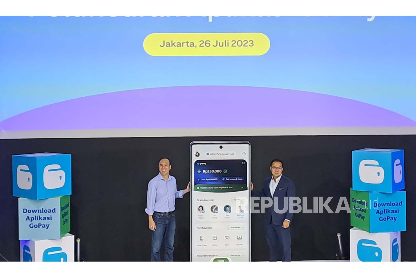 CEO GoTo Patrick Walujo dan President of Fnancial Technology GoTo Hans Patuwo saat peluncuran Aplikasi Gopay, di Jakarta, Rabu (26/7/2023).