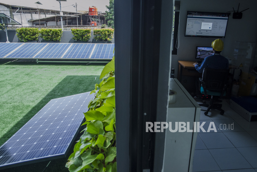 Teknisi melakukan pemeriksaan rutin pada panel surya pembangkit listrik tenaga surya (PLTS) atap di PT Surya Energi Indotama, Bandung, Jawa Barat, Selasa (1/2/2022). Mantan Menteri Pertambangan dan Energi Kuntoro Mangkusubroto menyebutkan tren penggunaan energi baru dan terbarukan (EBT) terus meningkat dari waktu ke waktu seiring kemajuan teknologi. 