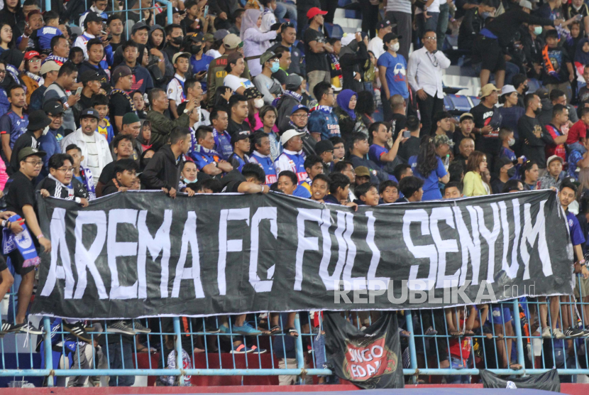 Suporter kesebelasan Arema FC (Aremania) di Stadion Kanjuruhan, Malang, Jawa Timur. Komika Kemal Palevi sebut penyebab tragedi Kanjuruhan karena kesalahan semua pihak.